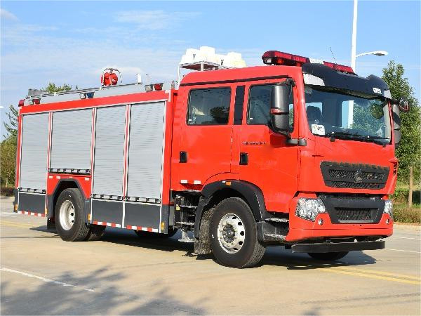 豪沃5噸壓縮空氣泡沫消防車